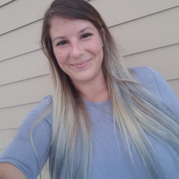 Meet Your Fellow Posher, GINA - Picture 1 of 7